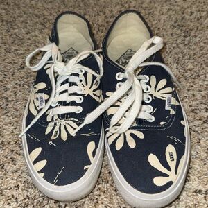 Vans Navy Printed Pattern - Men’s 7.0
In Good Condition